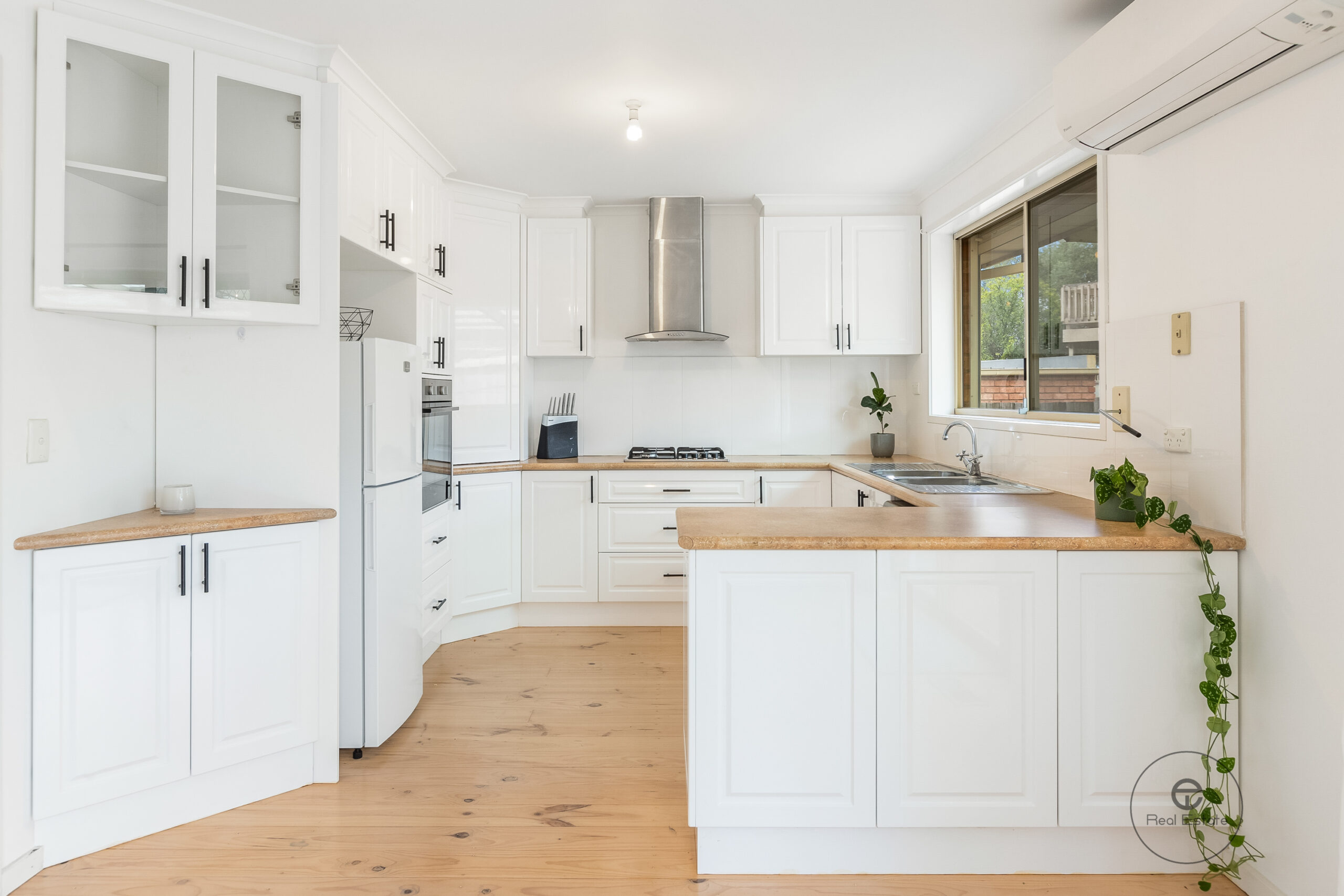Kitchen with island bench house for rent 25 McKeon Circuit Dandenong North VIC